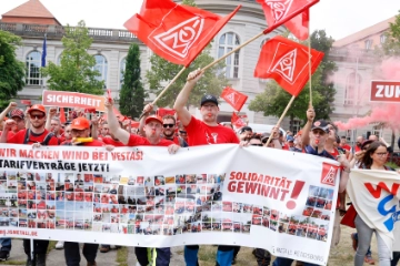 250 Vestas Kolleg*innen vor dem Windgipfel in Berlin