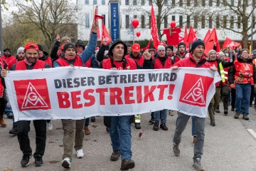  Vestas-Beschäftigte streiken vor der Deutschland-Zentrale in Hamburg