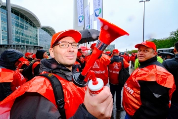 IG Metall ruft Beschäftigte zur Urabstimmung auf 