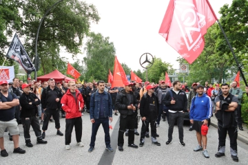 Tausende Beschäftigte in Bremen, Hamburg und Emden protestieren gegen Sparpläne von Mercedes und VW