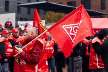 10 000 Beschäftigte im Warnstreik