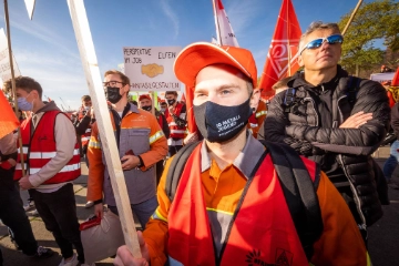 Mehrere tausend Menschen beteiligen sich im Bezirk Küste am Aktionstag der IG Metall