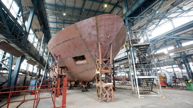 Schiff in einer Werft