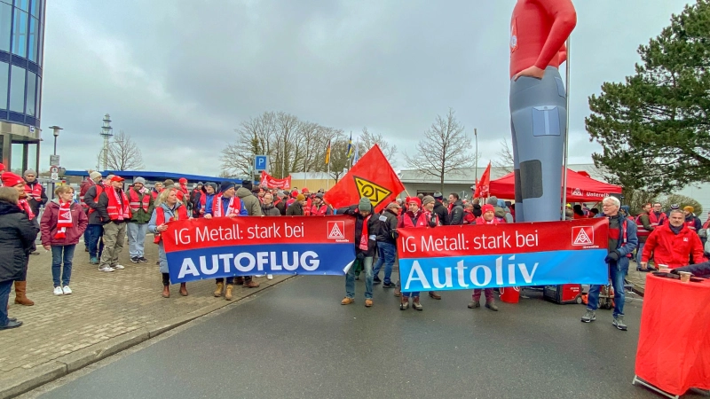 Küste Tarifrunde Textil und Bekleidung 2023: Aktion bei Autoliv und Autoflug in Elmshorn