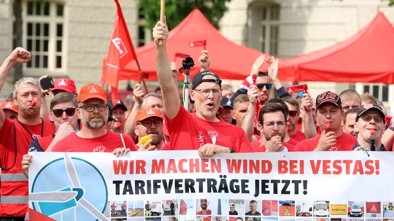 Vestas Beschäftigte demonstrieren beim Windgipfel in Berlin