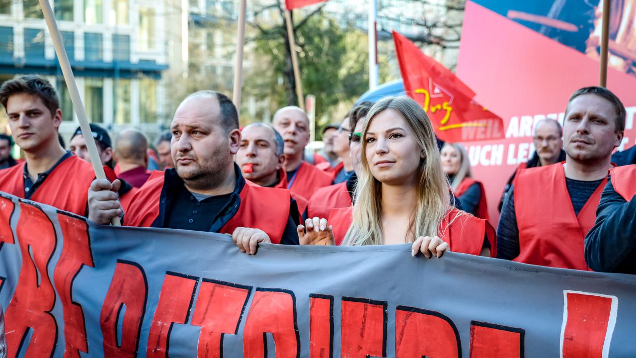 Beschäftigte demonstrieren in Düsseldorf zur vierten Tarifverhandlung für die Branche Eisen und Stahl