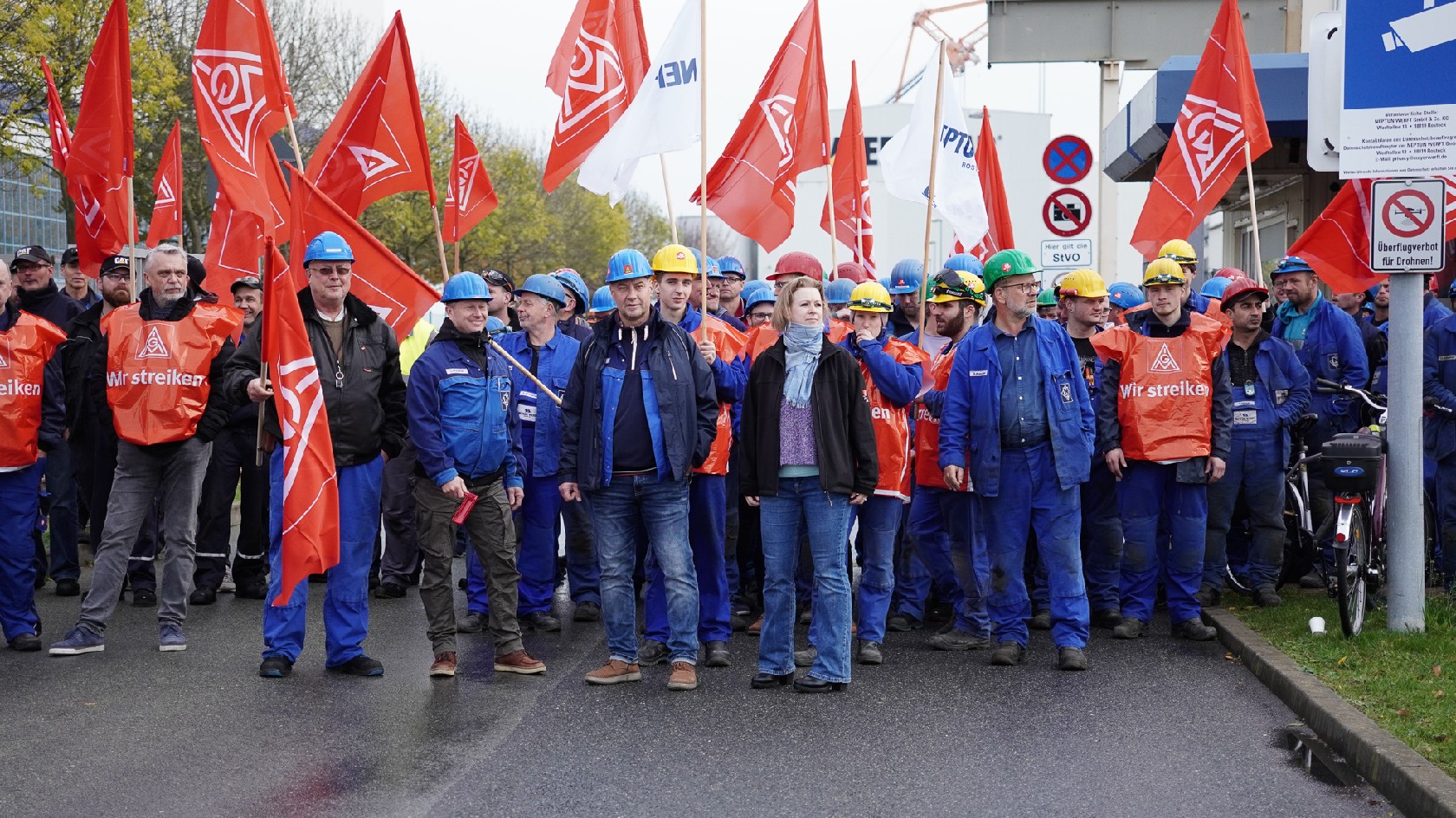 Warnstreik Tarifrunde ME22 Neptun Caterpillar Rostock Küste