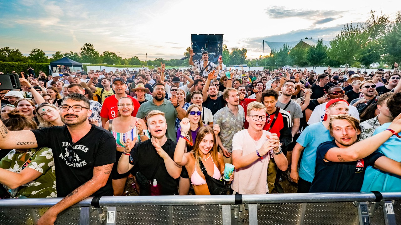 Teilnehmer des R!se Jugendfestivals 2023 bei einem Live-Konzert